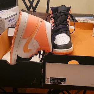Air Jordon 1 Mid